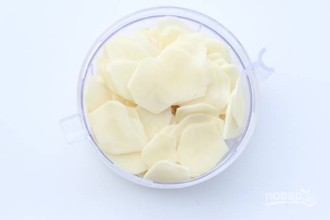 1.	Очистите картошку от кожуры, затем вымойте и нарежьте тонкими пластинками, залейте картошку водой.