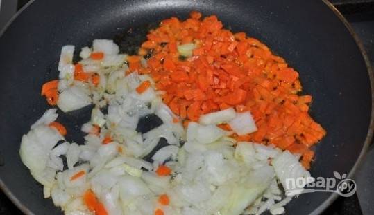 На сковороде с маслом обжарьте мелко нарезанный лук и морковь (в течение 8 минут).