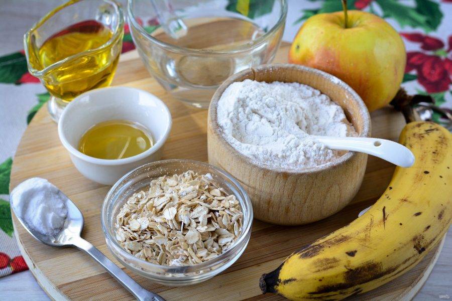 Подготовьте ингредиенты для приготовления постного овсяного печенья с бананом.