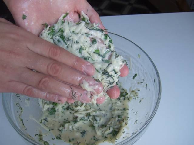 Ставим сковороду на плиту и хорошо разогреваем с растительным маслом. На каждый кусок мяса с обеих сторон наносим массу из картофеля.
