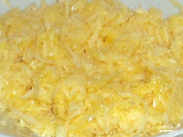 В натертый сыр добавить порезанный чеснок, соль, желток от яйца. Хорошо перемешать.