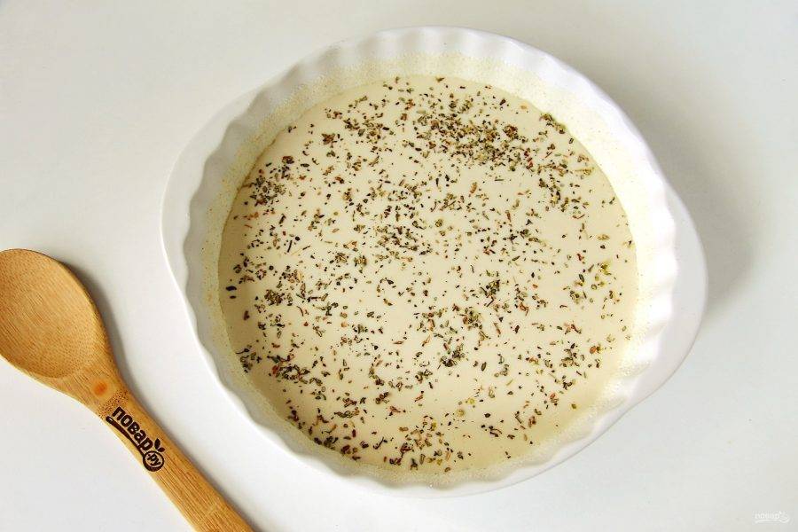 Форму смажьте маслом. Дно и бока обсыпьте мукой или манкой и вылейте тесто. Посыпьте тесто орегано или итальянскими травами.