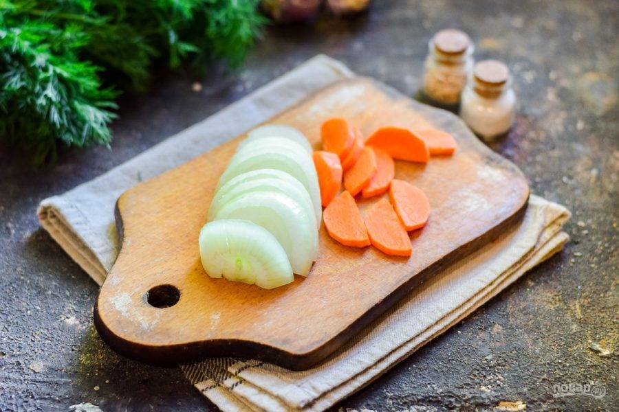 Морковь и лук нарежьте произвольно — брусочками, полукольцами. При желании можно добавить чеснок.
