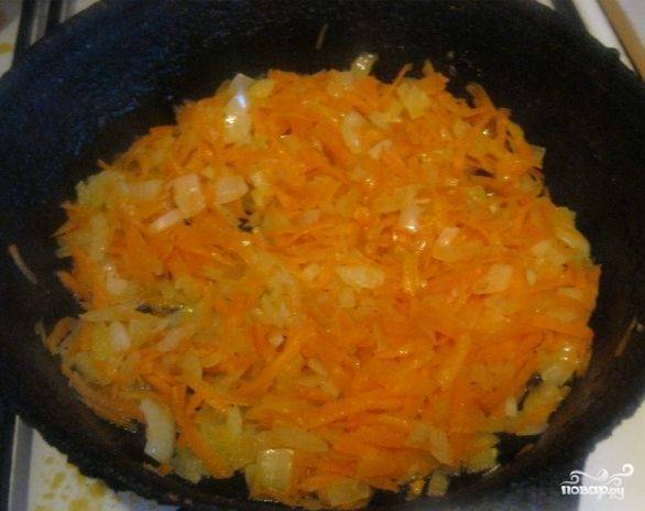 4. Не пережарьте лук с морковью. Их можно немного потомить на растительном масле, а затем отправить в кастрюлю в середине варки картофеля.