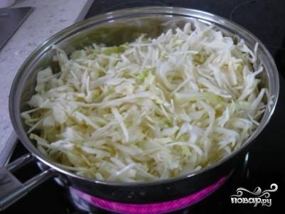 Добавляем свежую капусту, соль, перец, томатную пасту и тушим 10-15 минут, чтобы капуста стала мягкой.