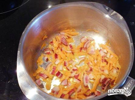 Обжариваем лук и морковь на растительном масле.
