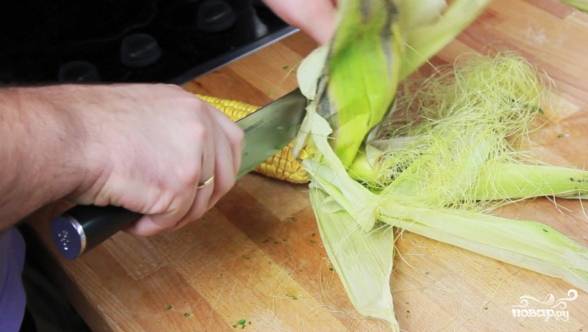 Подготовьте кукурузу, не только уберите наружные листья, но и тщательно промойте початки, чтобы избавиться от мелких волокон. Затем просушите кукурузу, к примеру, бумажными полотенцами.