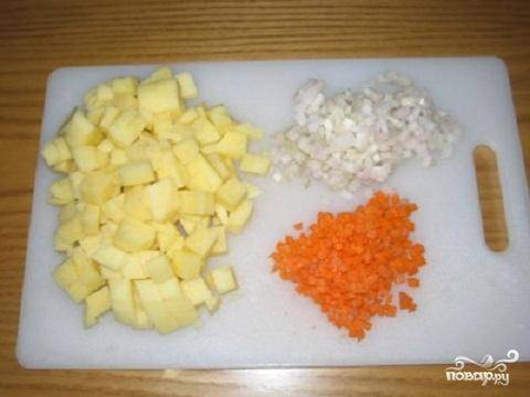 1.	Чтобы приготовить наш суп, вначале подготовим овощи. Их нужно обязательно промыть и почистить.  Картофель, лук и морковь нарезаем небольшими кубиками. Можно и маленькими, разницы нет, потому что в конце приготовления мы их измельчим.