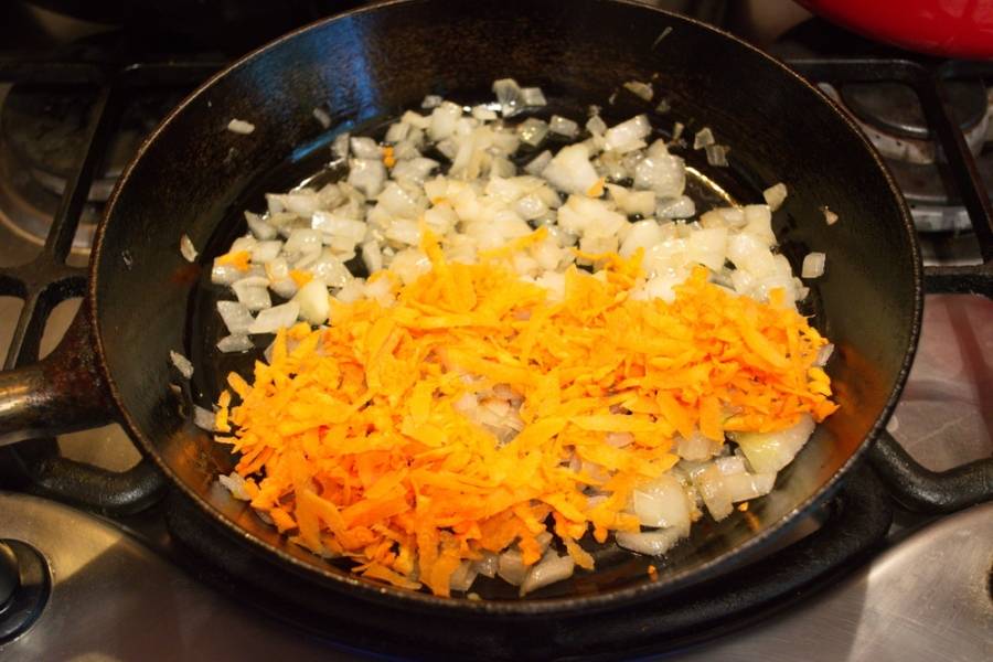 Обжарьте на сковороде лук, добавьте морковь.