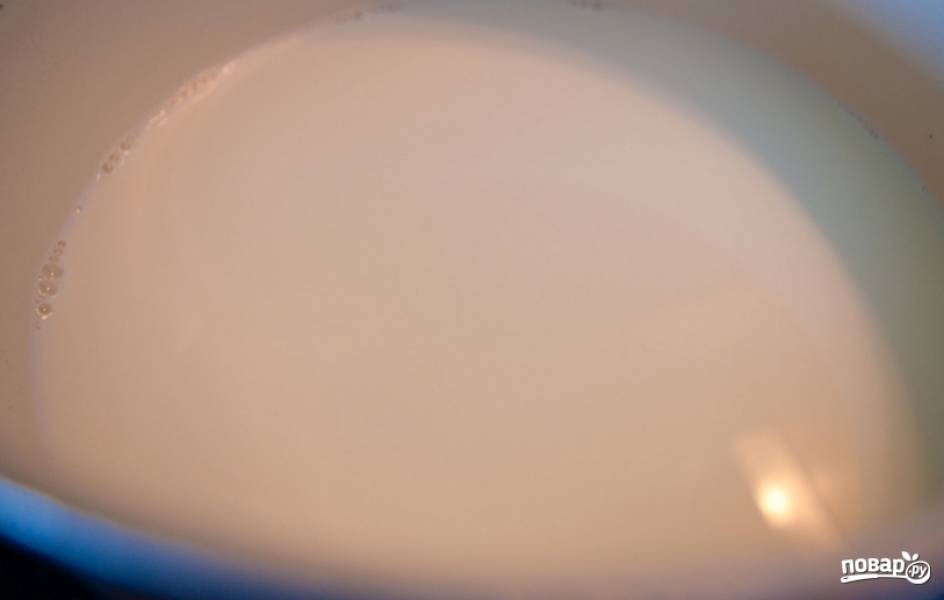 Вливаем сливки в кастрюльку и доводим практически до кипения. На поверхности должны появится первые пузырьки.