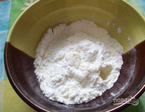 В миске смешайте сахарную пудру со сгущёнкой и сухим молоком.
