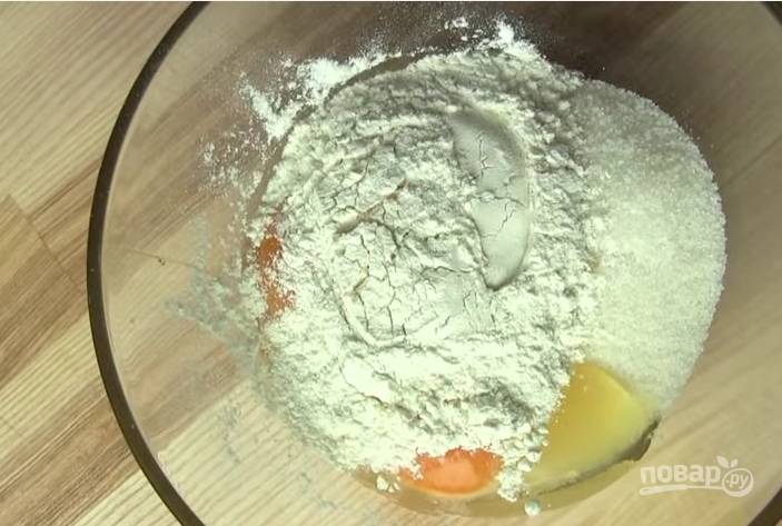 6. Для приготовления крема соедините сахар, яйца, муку и ванилин. Перетрите вилкой до однородной массы.