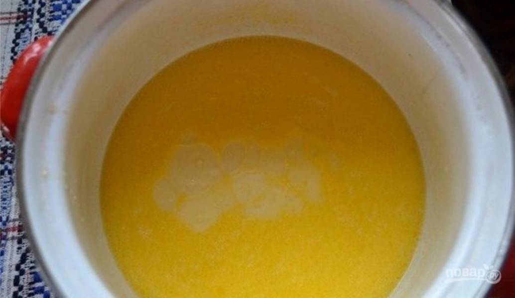 Отправьте растопленное масло к молоку и взбитым яйцам. Туда же добавьте растительное масло (2 ст. ложки).