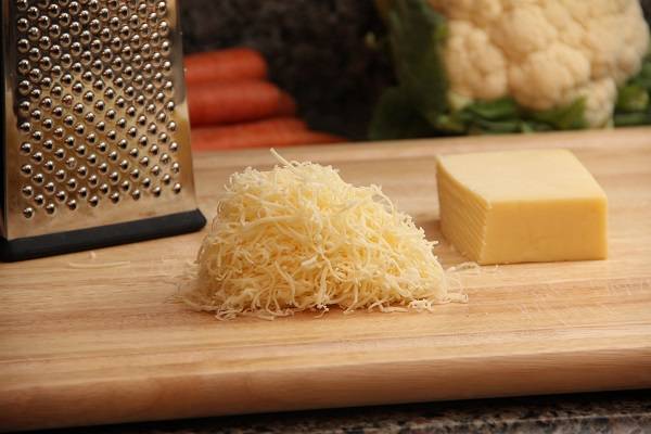 5. Натереть на терке твердый сыр. 