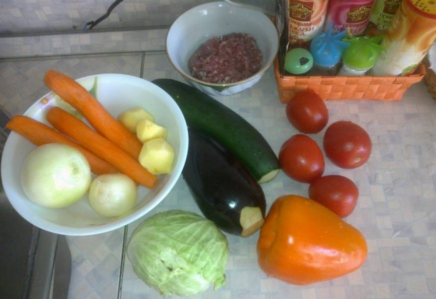 1. Готовим все овощи: чистим их и тщательно моем. Пока будем шинковать поочередно все овощи, приготовим фарш.