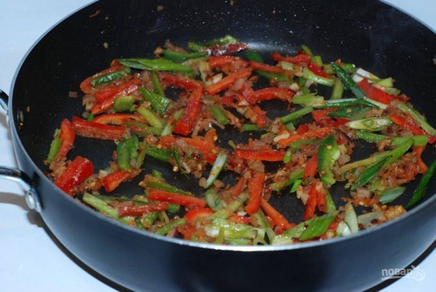 2. Порезаные овощи обжарьте на сковороде до светло коричневого цвета.