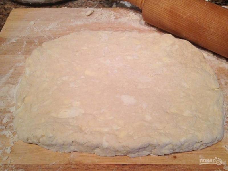 Раскатайте тесто в толстый слой в 5-7 см.