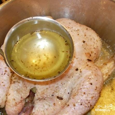 Когда мясо замаринуется, берем большой казан или вок, разогреваем в нем растительное масло, кладем в него цыпленка (сначала - спиной вниз) и жарим. Пока жарится нижняя сторона цыпленка - верхнюю мы поливаем кипящим маслом.
