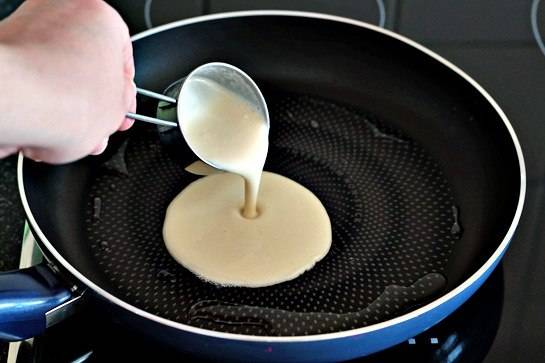 2. Кисточкой смазать сковороду маслом и как следует раскалить. Выливать тесто тонким слоем и жарить блинчик на среднем огне. 