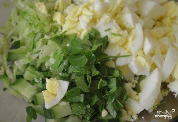 6. Все ингредиенты выложите в глубокий салатник. 