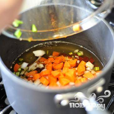 В кастрюле нагрейте уксус с 1 чашкой воды, добавьте нарезанные перцы, лук, морковь и Chipotle перцы. Кипятите на медленном огне под крышкой 15-20 минут.