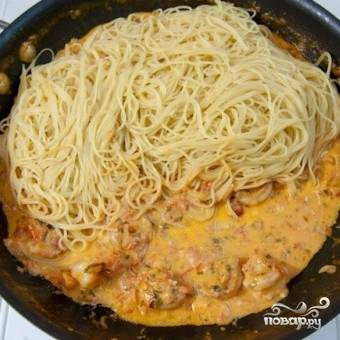 Готовим соус 2 минуты на среднем огне, затем добавляем в сковороду отваренные до готовности спагетти.