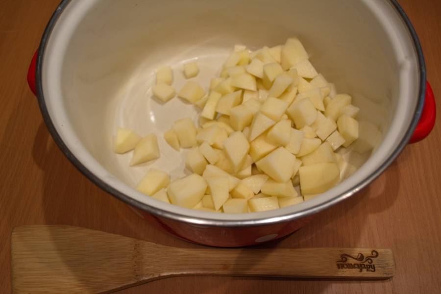 Перекладываем картофель в кастрюлю. Ставим вариться, залив водой.