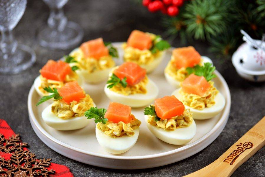 Готовые фаршированные яйца с малосольным лососем подавайте к столу сразу же после приготовления. 
