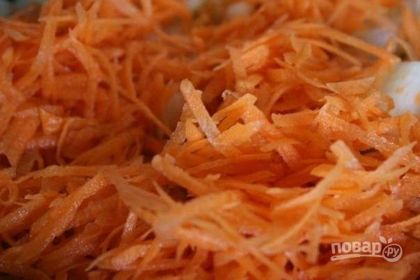 2. Параллельно на сковороде обжарьте нарезанный тонко лук и тертую морковь. 