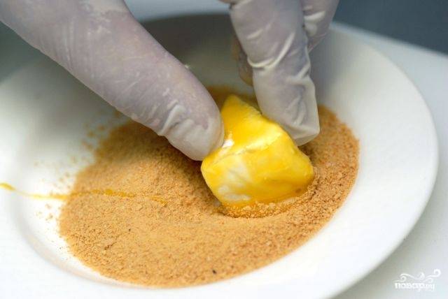 2. Взбиваем до однородности яйцо, добавим соль по вкусу. Теперь каждый кубик или брусочек обмакиваем в яичную смесь, а затем обваливаем в панировочных сухарях. 