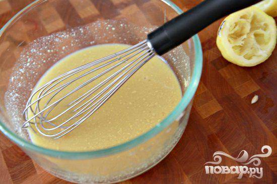 5. Взбить лимонный сок, мед и горчицу. Добавить лимонную смесь в кастрюлю и варить, пока соус не начнет густеть, примерно 1 минуту. 