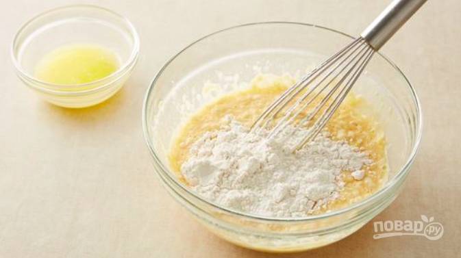 В миску вбейте яйца, добавьте соль и слегка взбейте венчиком. Добавьте молоко и сахар, затем постепенно вводите муку. Влейте масло и еще раз перемешайте.