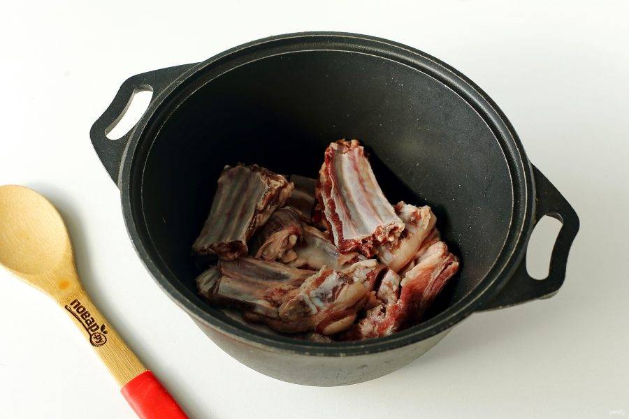 Если у вас мякоть, нарежьте мясо кусочками, а если возьмете ребрышки, то их нарежьте на части. Готовить удобнее всего в казане или любой посуде с толстым дном.