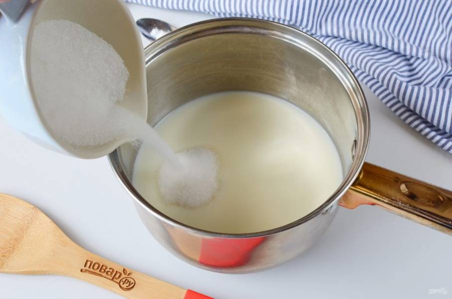 Перелейте молоко в сотейник с толстым дном. Добавьте сахар.