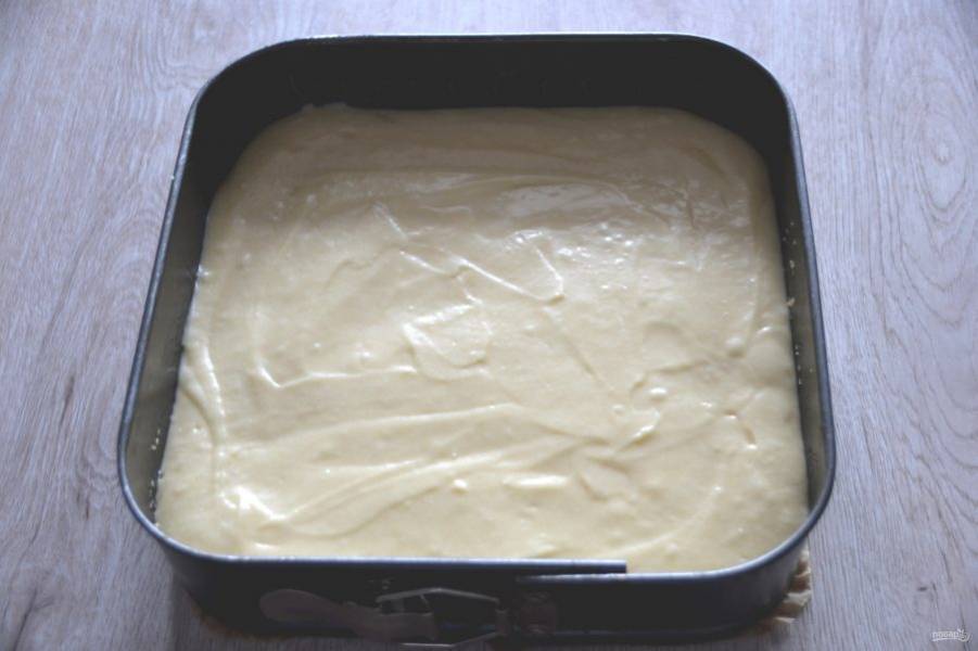 Выложите тесто поверх ананасов, разровняйте. Поставьте в духовку на 1 час, примерно через 45 минут накройте фольгой, чтобы пирог не подгорел. Готовый пирог охладите примерно в течение 10 минут, ножом отделите его от стенок формы и переверните на блюдо.