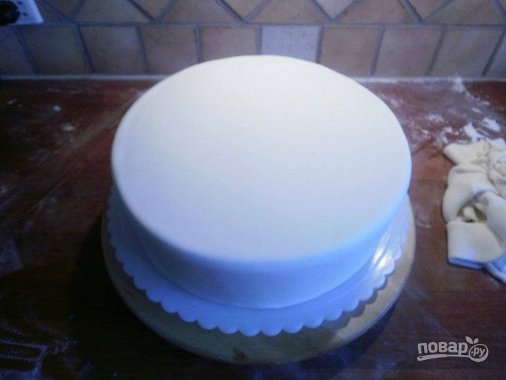 Соберите торт, промазывая каждый корж кремом. Покройте мастикой.