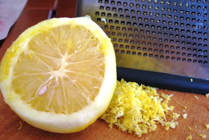 Лимон тщательно промываем, кожуру натираем на терке, а сок выдавливаем.