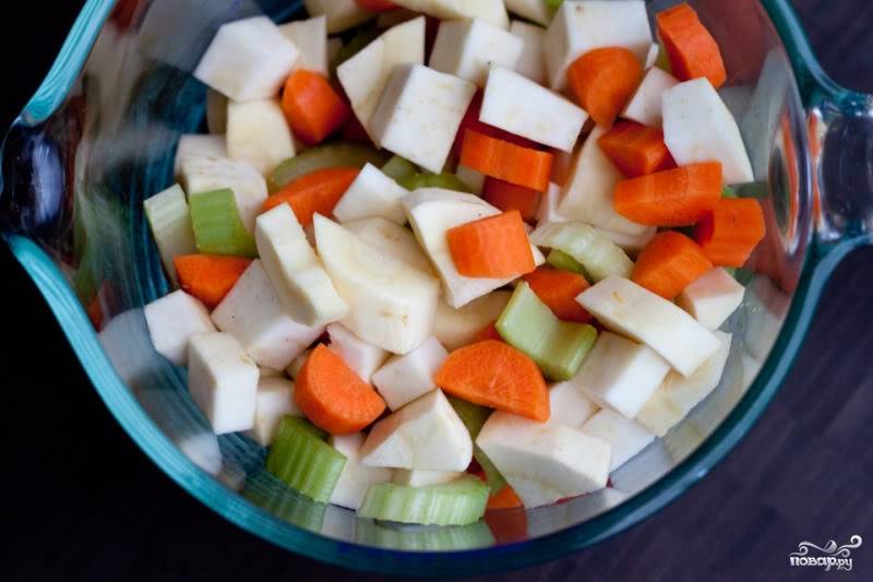 Почистите и нарежьте все овощи. Но картофель, нарезанный небольшими кубиками, сложите отдельно.