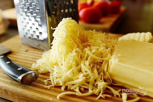 3. Натрите сыр на мелкой терке.