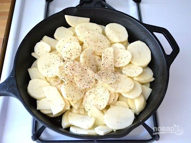1.	Почистите картофель и нарежьте тонкими дольками. Разогрейте сковороду, которую можно будет использовать и в духовке с оливковым маслом, выложите в нее картофель, посолите, поперчите и готовьте в течение 10 минут, периодически помешивая.