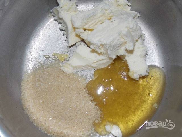 1.	В сотейник выкладываю сливочное масло, добавляю мед и сахарный песок.