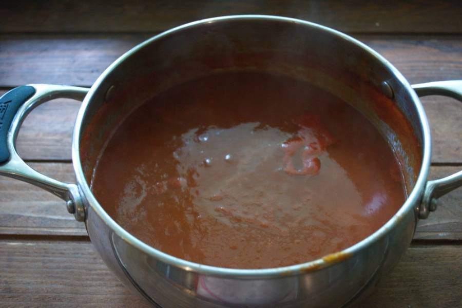Разлейте готовый кетчуп по стерильным баночкам и закройте крышками. Хранить такой кетчуп можно просто в темном месте или в подвале.