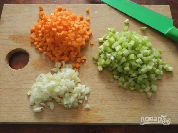 Нарезаем мелко морковь, репчатый лук и сельдерей.