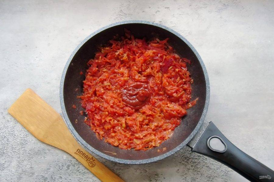 Посолите по вкусу. Накройте сковороду крышкой и тушите овощи на среднем огне до мягкости. После добавьте томатную пасту и перемешайте икру.