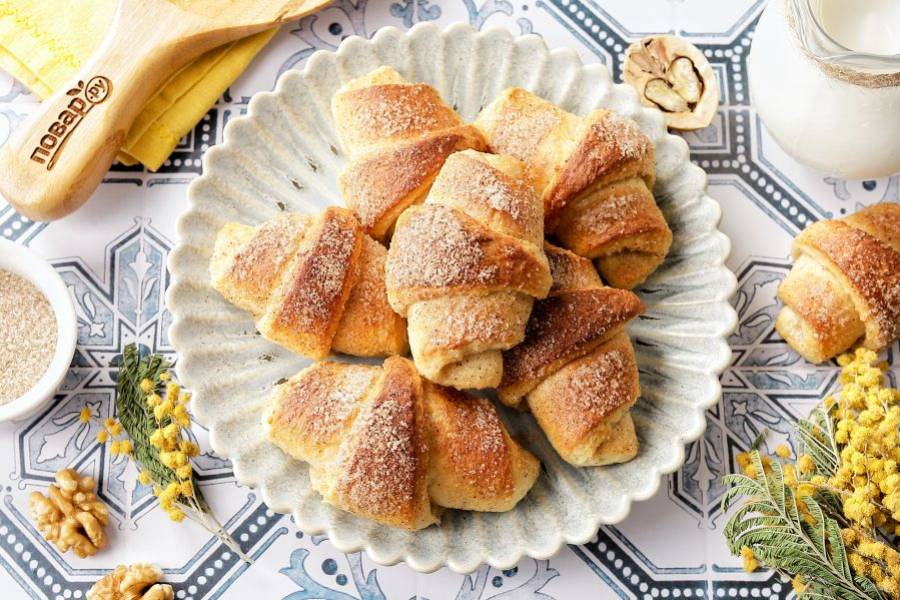 Рогалики с корицей и орехами готовы.