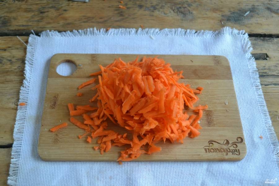 Морковь натрите на терке.