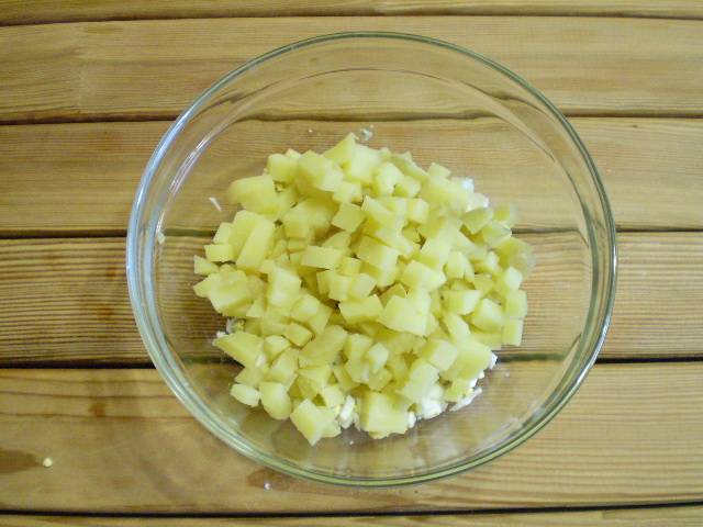 3. Картофель режем кубиками мелко, добавляем к яйцу.