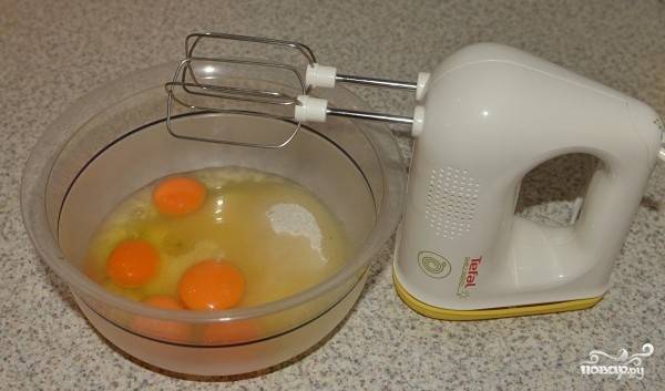 Тесто готовится как для бисквита: яйца взбиваются с сахаром (можно использовать миксер). Не прекращая взбивать, следует добавить растопленный (жидкий) мёд. 