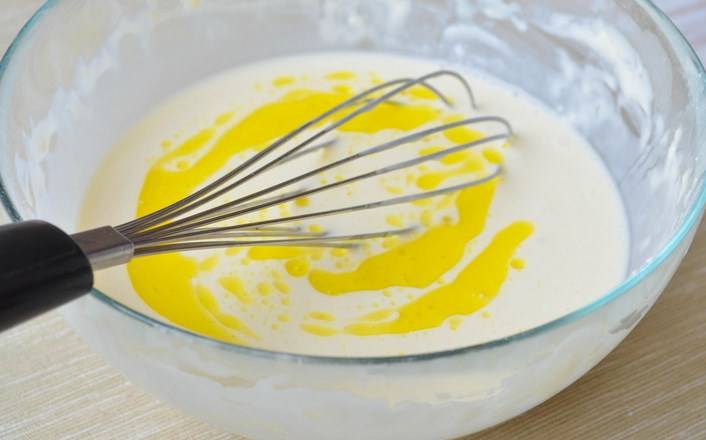 Дайте тесту немного постоять (3-5 минут). Тем временем поставьте сковороду на плиту и разогрейте ее. Когда тесто "отдохнет", добавьте растительное или оливковое масло. 