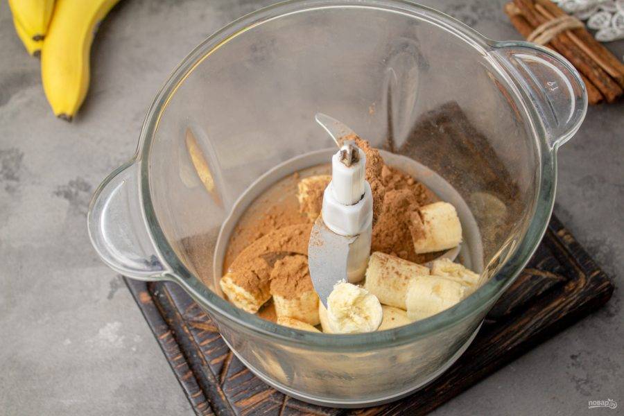 В чашу блендера поломайте бананы, всыпьте какао-порошок и корицу. 
